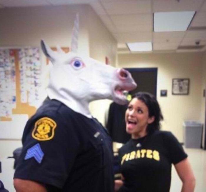 "Unicorning": posar con máscaras de unicornio es el nuevo "planking" (FOTOS)