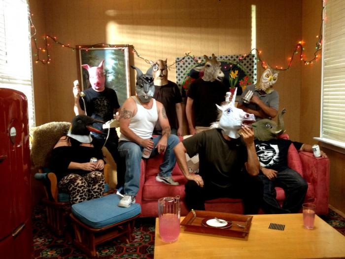 "Unicorning": posar con máscaras de unicornio es el nuevo "planking" (FOTOS)