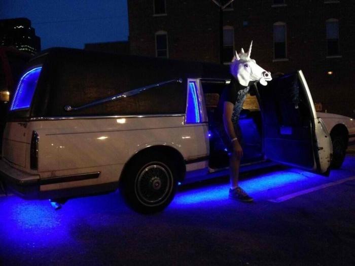 "Unicorning": posar con máscaras de unicornio es el nuevo "planking" (FOTOS)