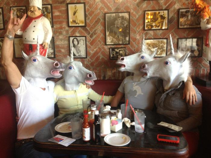 "Unicorning": posar con máscaras de unicornio es el nuevo "planking" (FOTOS)