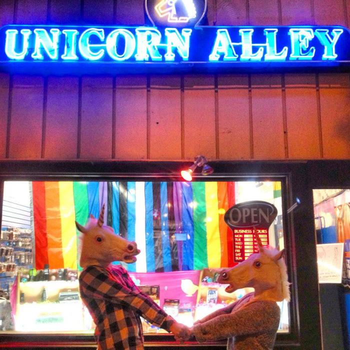 "Unicorning": posar con máscaras de unicornio es el nuevo "planking" (FOTOS)