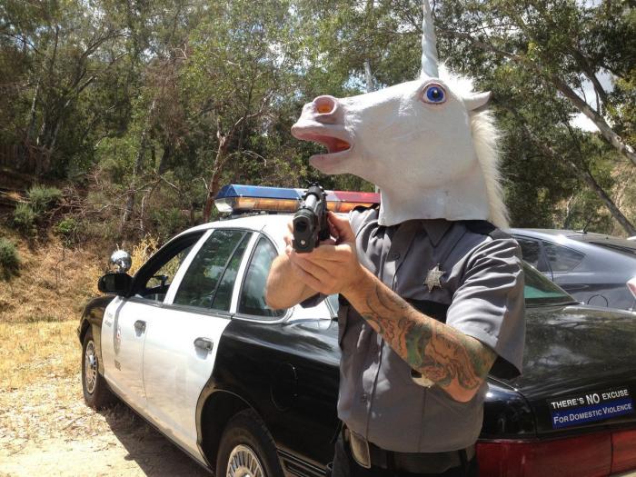 "Unicorning": posar con máscaras de unicornio es el nuevo "planking" (FOTOS)