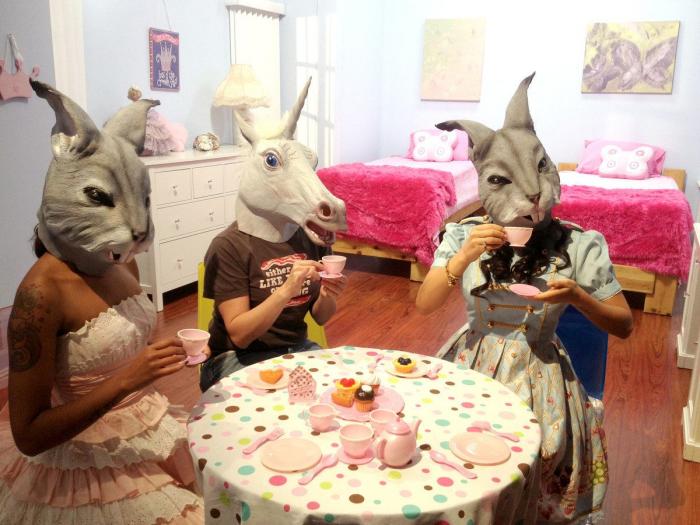 "Unicorning": posar con máscaras de unicornio es el nuevo "planking" (FOTOS)