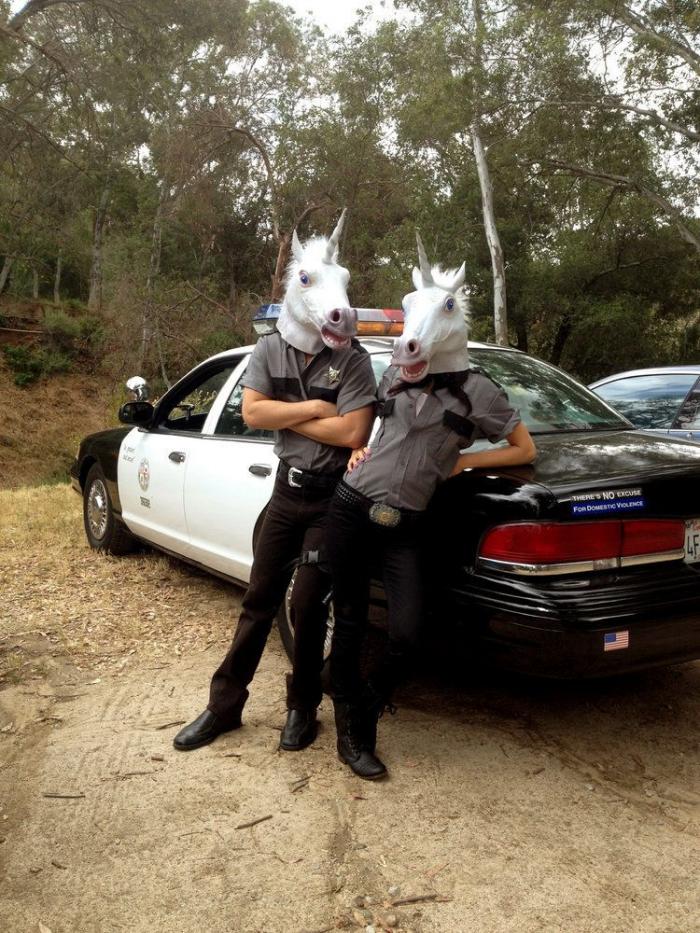 "Unicorning": posar con máscaras de unicornio es el nuevo "planking" (FOTOS)