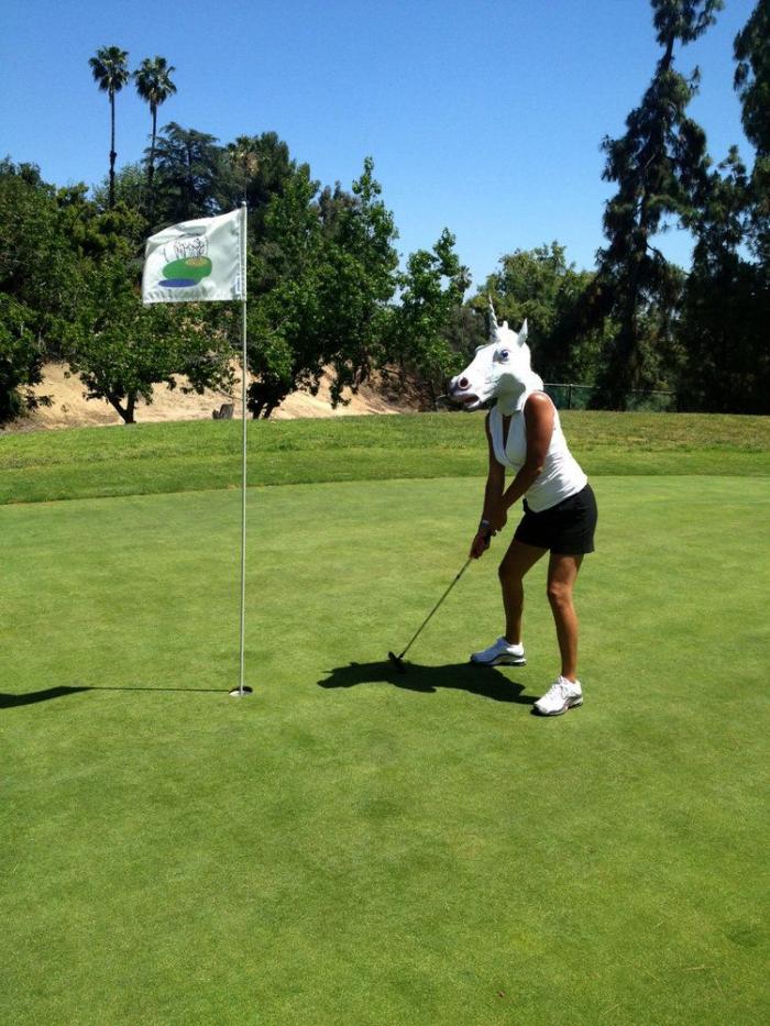 "Unicorning": posar con máscaras de unicornio es el nuevo "planking" (FOTOS)