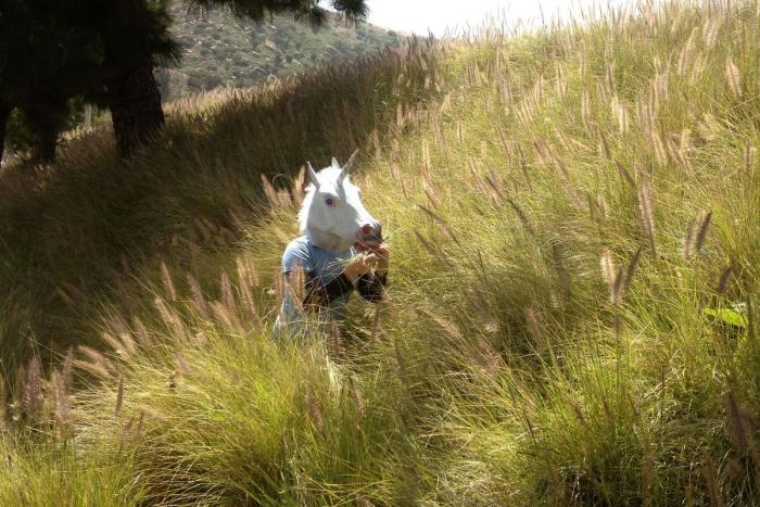 "Unicorning": posar con máscaras de unicornio es el nuevo "planking" (FOTOS)