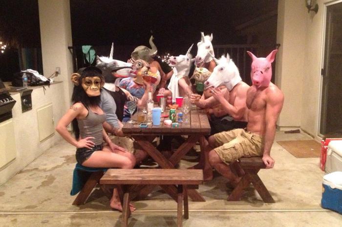 "Unicorning": posar con máscaras de unicornio es el nuevo "planking" (FOTOS)