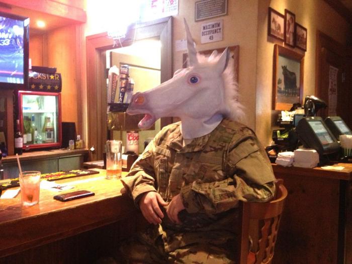 "Unicorning": posar con máscaras de unicornio es el nuevo "planking" (FOTOS)