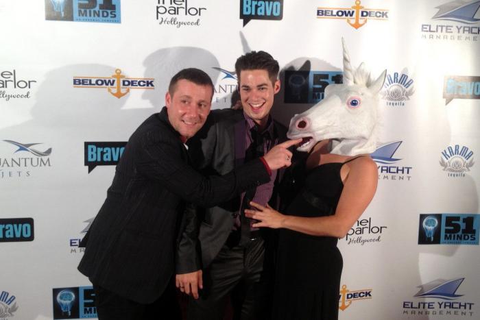 "Unicorning": posar con máscaras de unicornio es el nuevo "planking" (FOTOS)