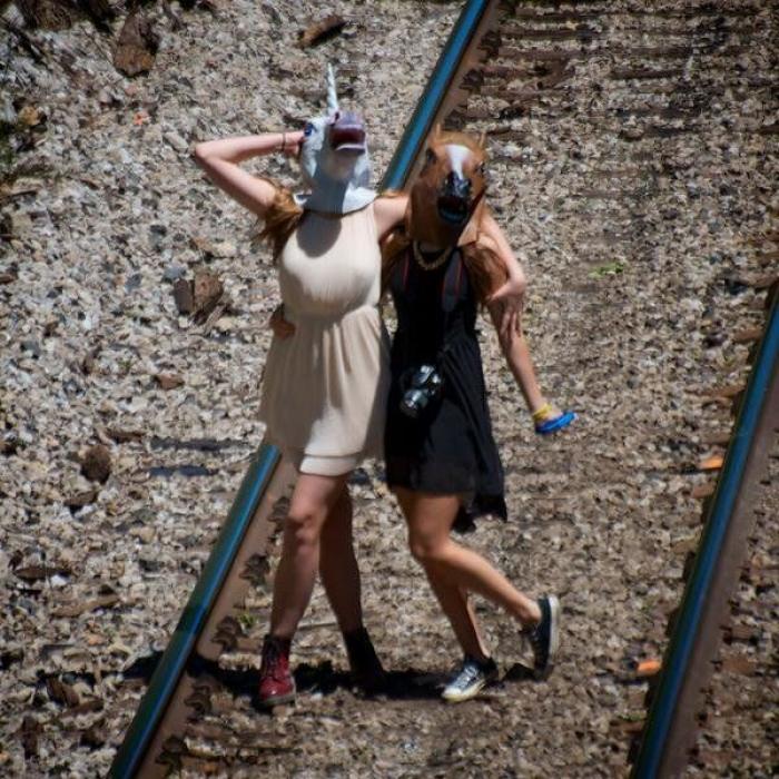 "Unicorning": posar con máscaras de unicornio es el nuevo "planking" (FOTOS)