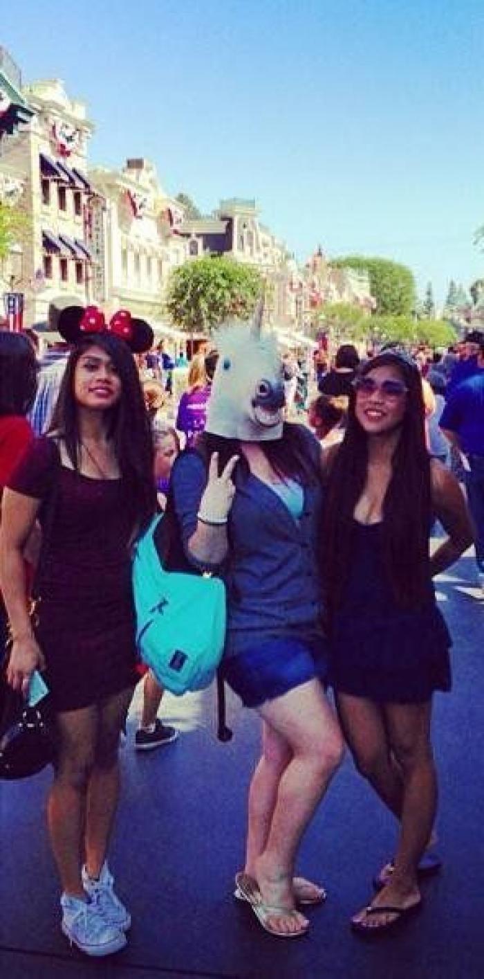 "Unicorning": posar con máscaras de unicornio es el nuevo "planking" (FOTOS)