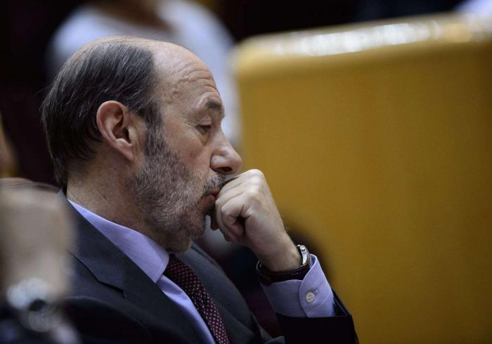 La portavoz del PSOE responde a Almeida con un vídeo de Almeida: la cara final lo dice todo