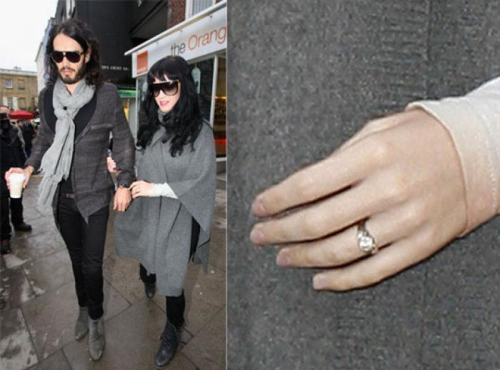 Scarlett Johansson presume de anillo de compromiso en la Comic Con de San Diego