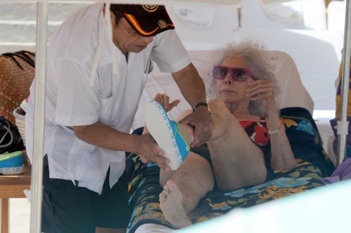 La Duquesa de Alba, en la playa: Ibiza para comenzar agosto (FOTOS)