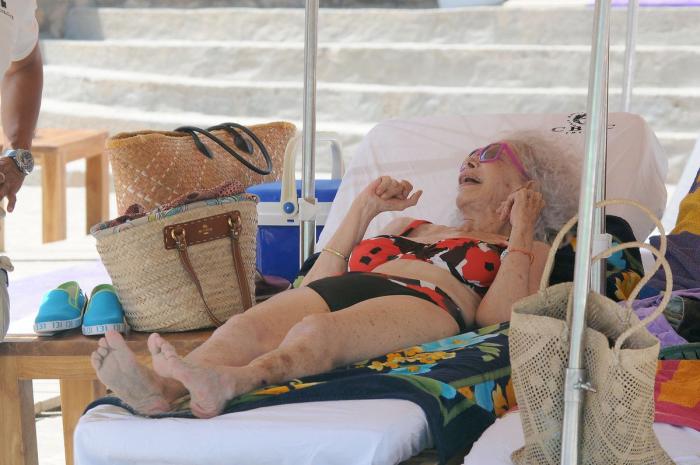 La Duquesa de Alba, en la playa: Ibiza para comenzar agosto (FOTOS)