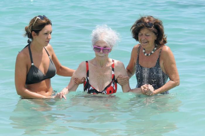 La Duquesa de Alba, en la playa: Ibiza para comenzar agosto (FOTOS)