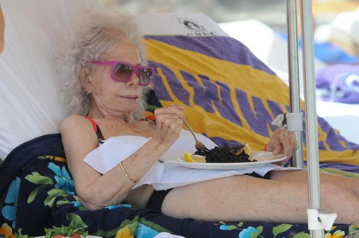 La Duquesa de Alba, en la playa: Ibiza para comenzar agosto (FOTOS)