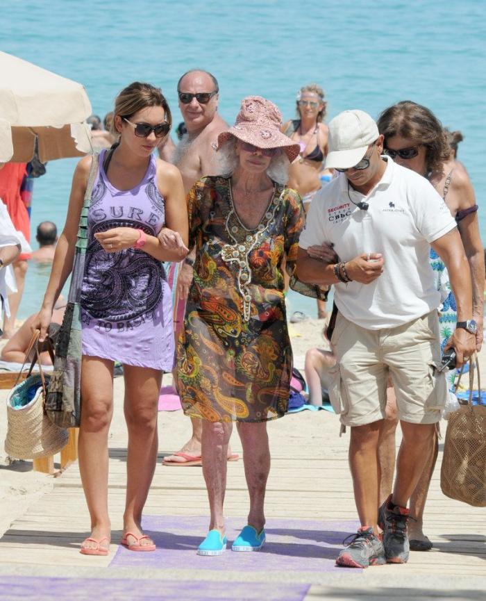 La Duquesa de Alba, en la playa: Ibiza para comenzar agosto (FOTOS)