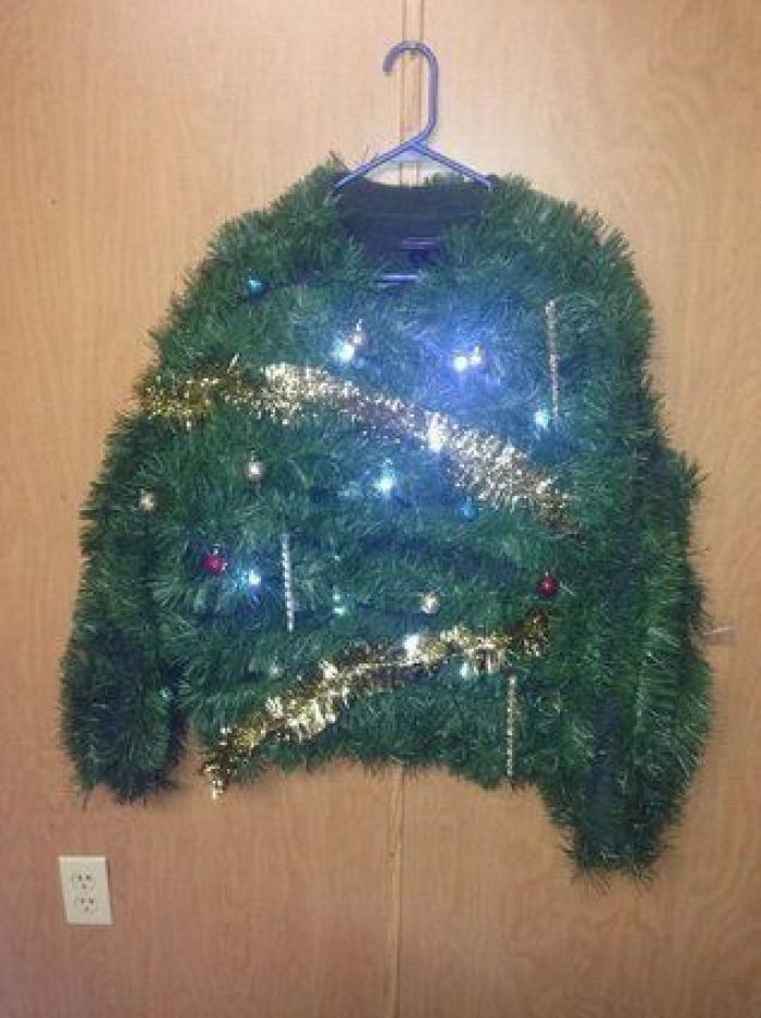 Papá Noel, Jesús y un cartón de agua: la desconcertante sudadera de Navidad que encontrarás en Primark