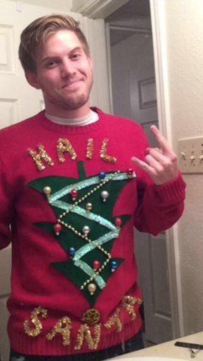 Papá Noel, Jesús y un cartón de agua: la desconcertante sudadera de Navidad que encontrarás en Primark