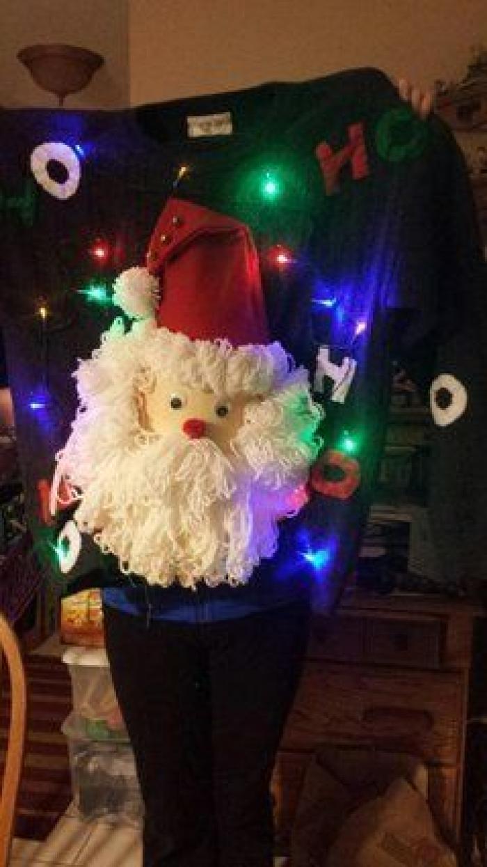 Papá Noel, Jesús y un cartón de agua: la desconcertante sudadera de Navidad que encontrarás en Primark