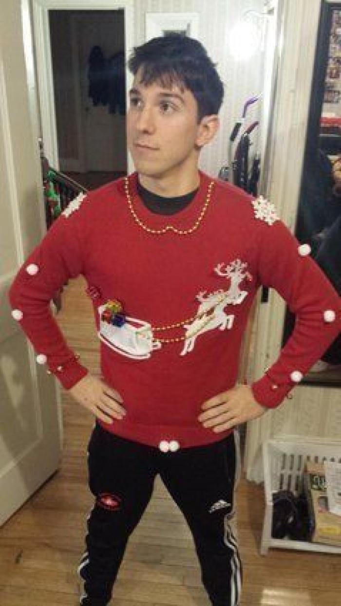 Papá Noel, Jesús y un cartón de agua: la desconcertante sudadera de Navidad que encontrarás en Primark