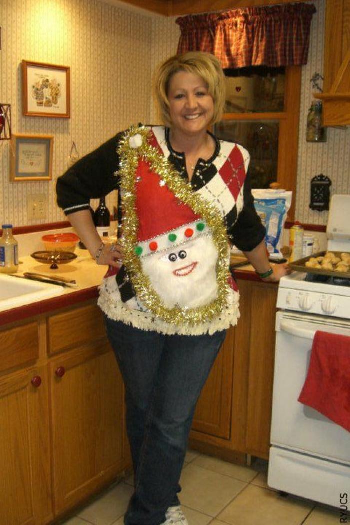 Papá Noel, Jesús y un cartón de agua: la desconcertante sudadera de Navidad que encontrarás en Primark