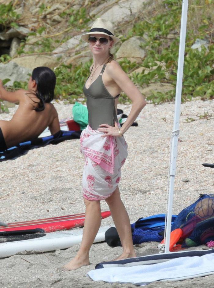 Ona Carbonell muestra su cuerpo en la playa en la recta final de su embarazo