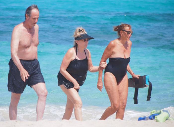 Ona Carbonell muestra su cuerpo en la playa en la recta final de su embarazo