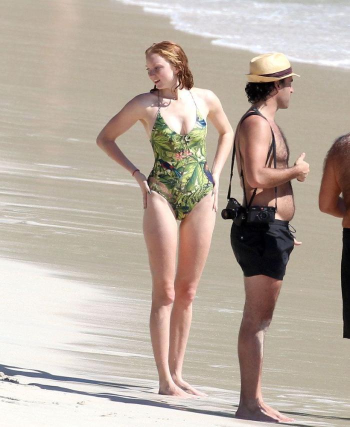 Ona Carbonell muestra su cuerpo en la playa en la recta final de su embarazo