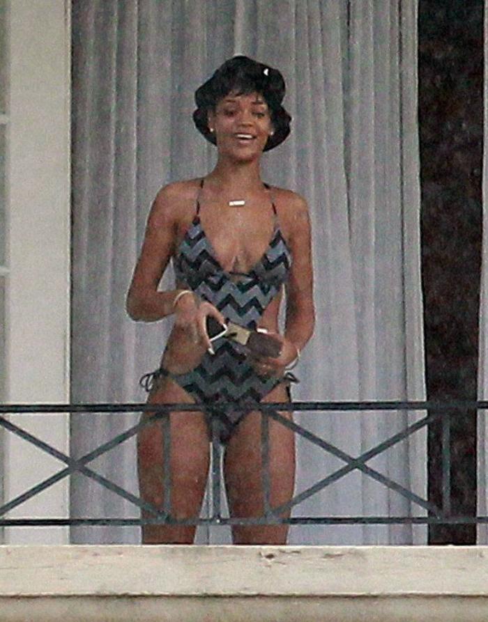 Ona Carbonell muestra su cuerpo en la playa en la recta final de su embarazo