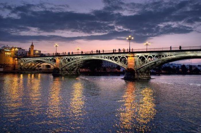 España de noche: 10 rincones que querrás conocer a la luz de la luna