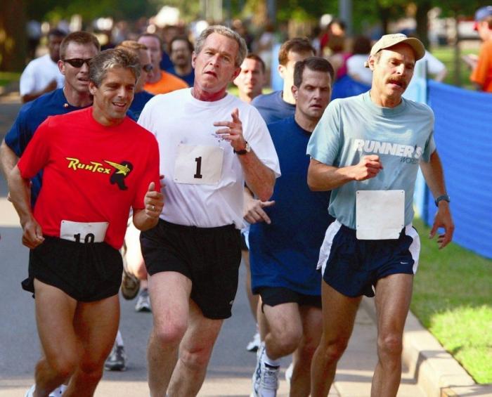 Las redes sociales sacan pecho con las fotos de Rajoy practicando senderismo (FOTOS)