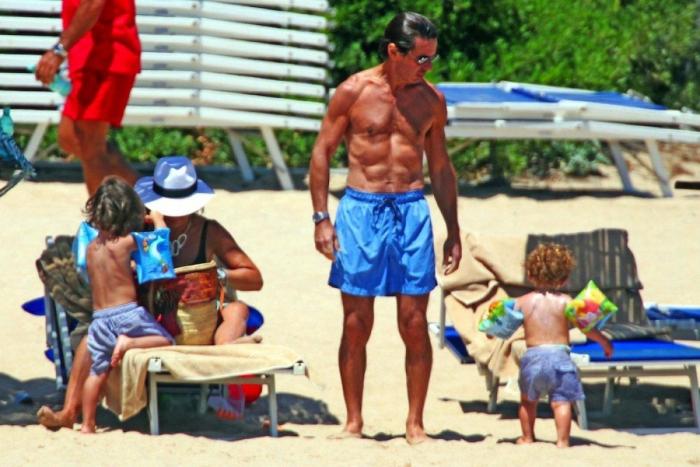 Las redes sociales sacan pecho con las fotos de Rajoy practicando senderismo (FOTOS)