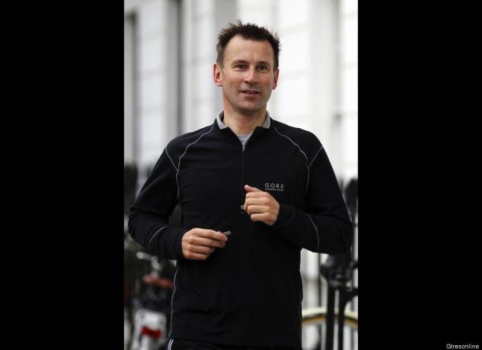 Las redes sociales sacan pecho con las fotos de Rajoy practicando senderismo (FOTOS)