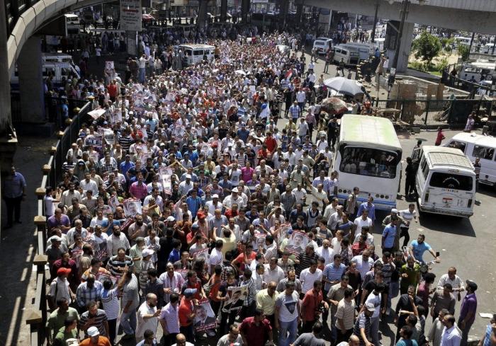 El hombre tiroteado frente al tanque en Ismailyia (VÍDEO)