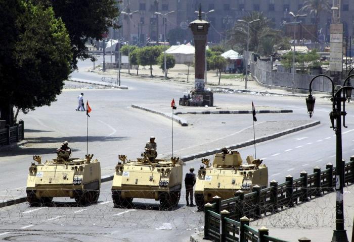 El hombre tiroteado frente al tanque en Ismailyia (VÍDEO)