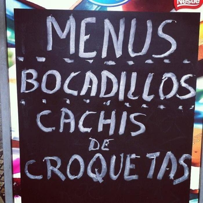 Pérez-Reverte aplaude el cartel que ha visto en un hotel: lleva 19.000 'me gusta' en horas