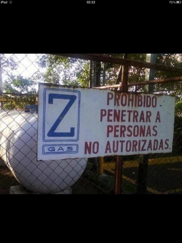 Pérez-Reverte aplaude el cartel que ha visto en un hotel: lleva 19.000 'me gusta' en horas