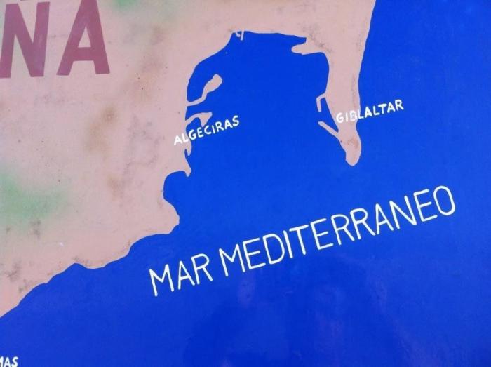 Pérez-Reverte aplaude el cartel que ha visto en un hotel: lleva 19.000 'me gusta' en horas