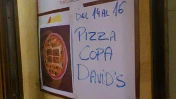 Pérez-Reverte aplaude el cartel que ha visto en un hotel: lleva 19.000 'me gusta' en horas