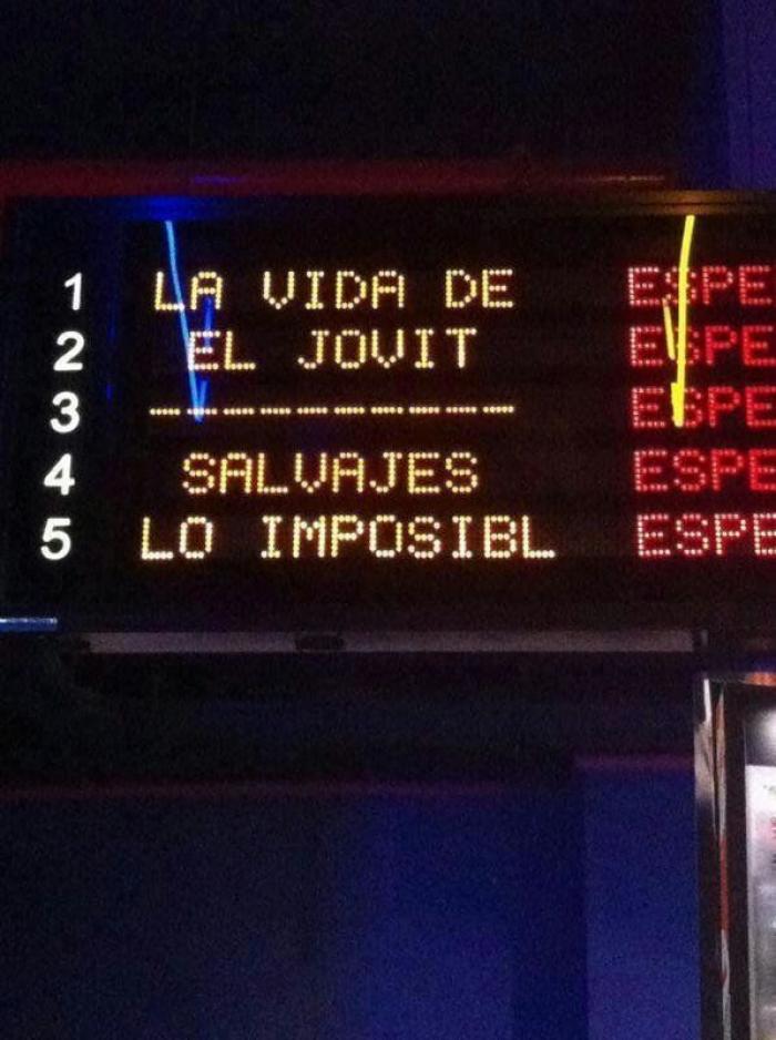 Pérez-Reverte aplaude el cartel que ha visto en un hotel: lleva 19.000 'me gusta' en horas