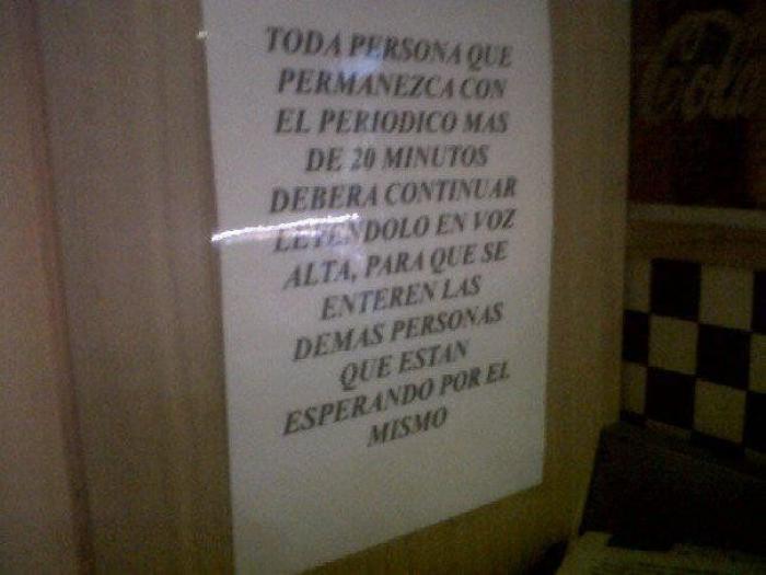 Pérez-Reverte aplaude el cartel que ha visto en un hotel: lleva 19.000 'me gusta' en horas