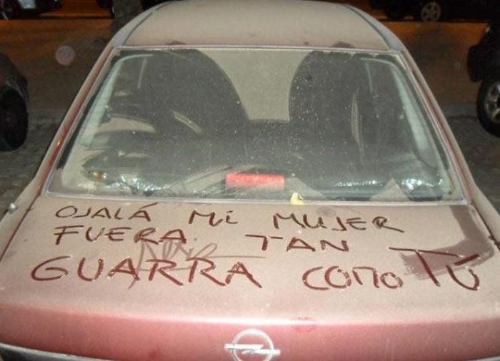 Pérez-Reverte aplaude el cartel que ha visto en un hotel: lleva 19.000 'me gusta' en horas