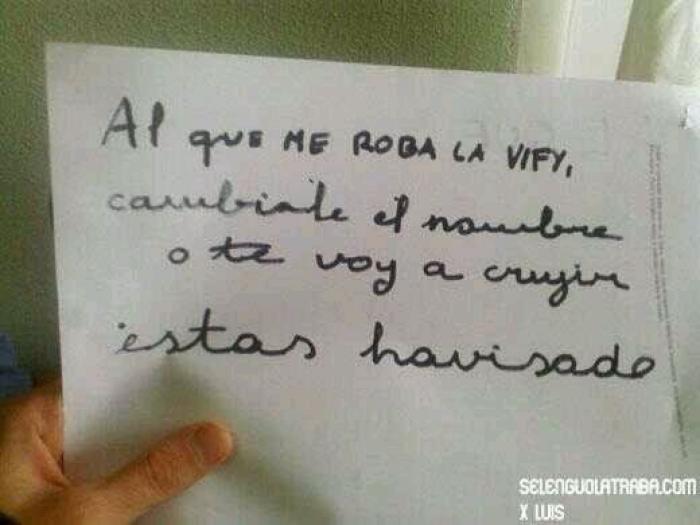 Pérez-Reverte aplaude el cartel que ha visto en un hotel: lleva 19.000 'me gusta' en horas