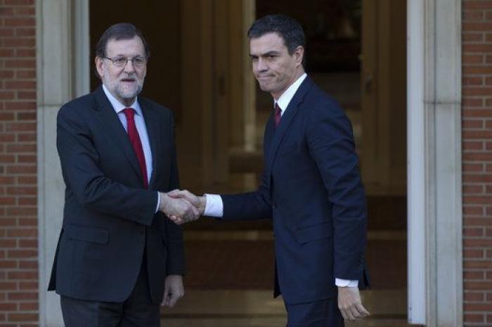 Rajoy y Sánchez, saludo serio en La Moncloa