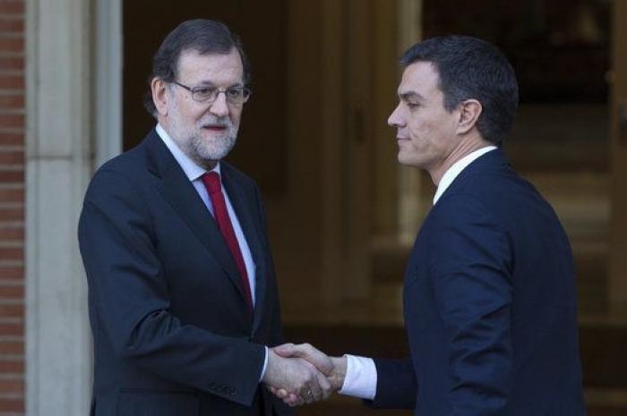 Rajoy y Sánchez, saludo serio en La Moncloa