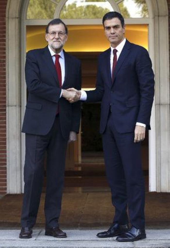 Rajoy y Sánchez, saludo serio en La Moncloa