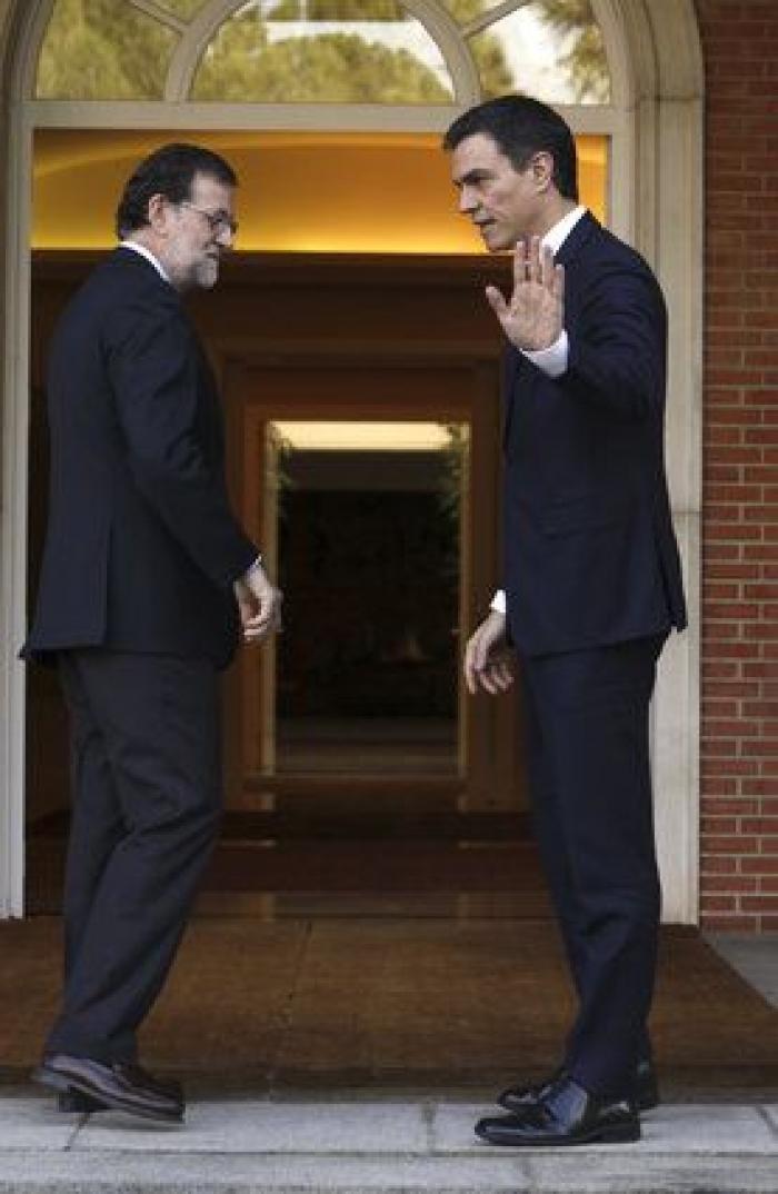 Rajoy y Sánchez, saludo serio en La Moncloa