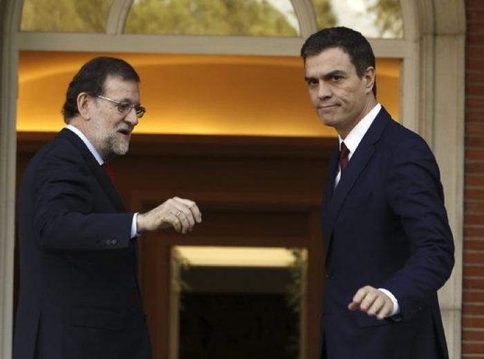 Rajoy y Sánchez, saludo serio en La Moncloa